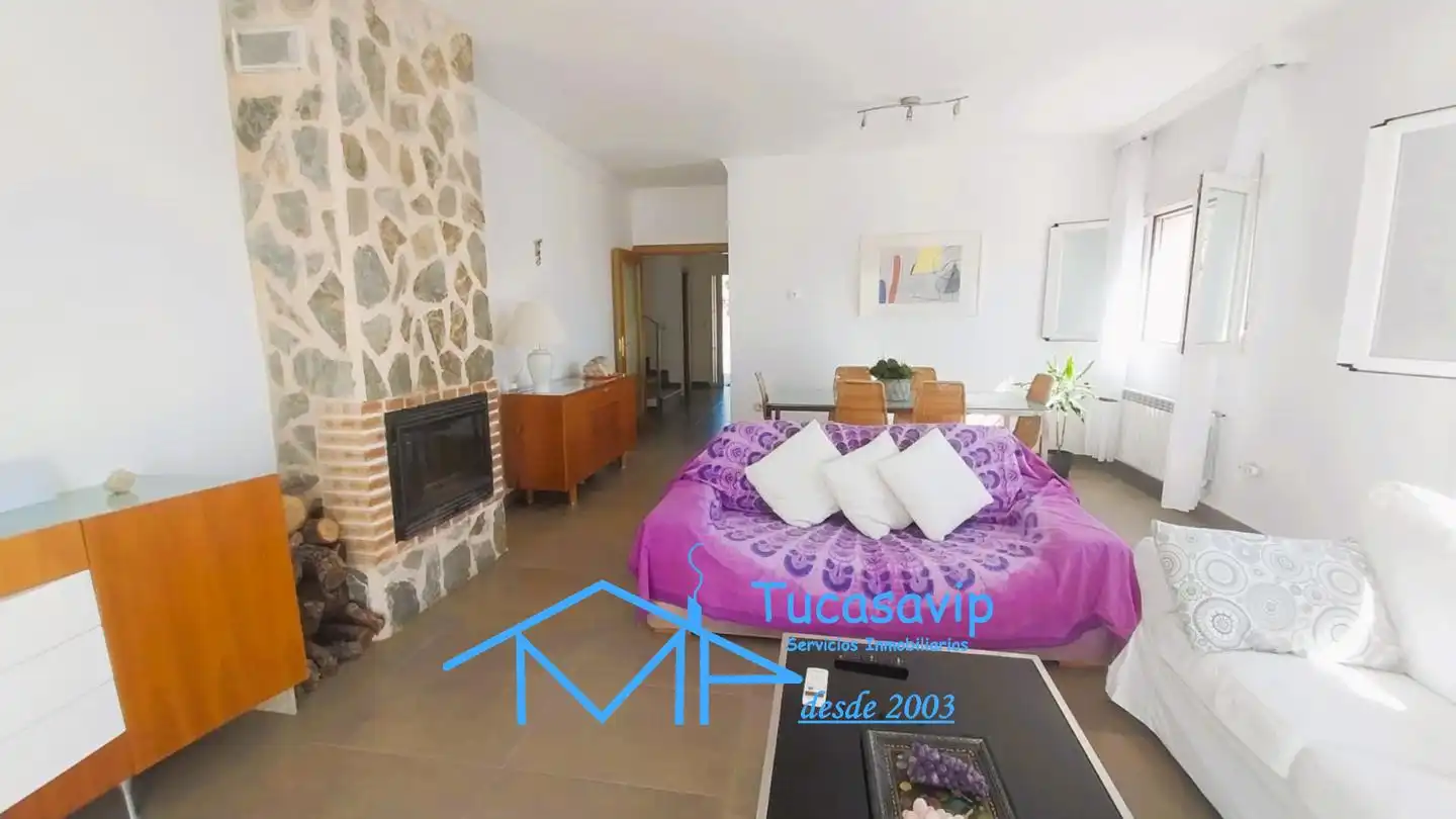 Sala d'estar de Casa o xalet en venda en El Tiemblo  amb Jardí privat i Terrassa