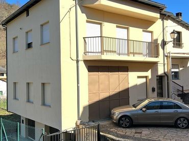 Casa amb balcó en venda a Vega de Valcarce