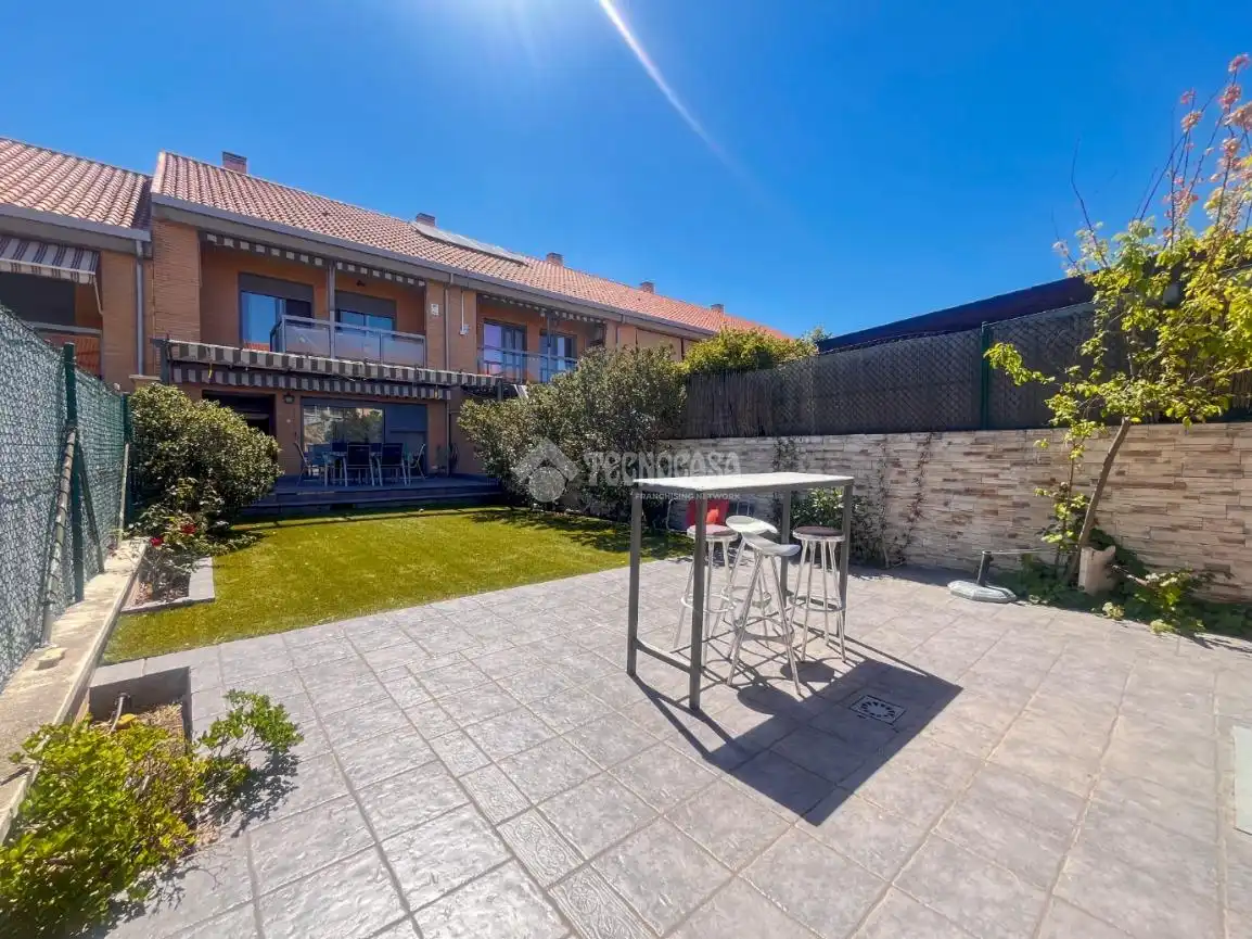 Casa aparellada amb piscina en venda a La Dehesa - El Pinar