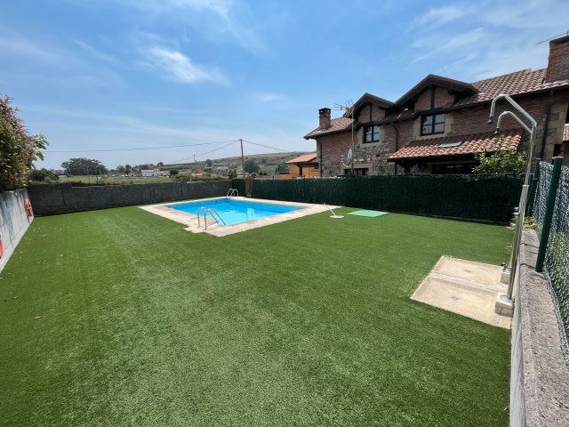 Piscina de Casa adosada en venda en Suances amb Calefacció, Jardí privat i Parquet