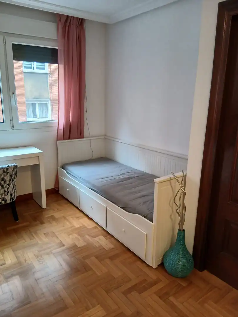 Schlafzimmer von Wohnung zur Miete in Gijón  mit Heizung und Parkett