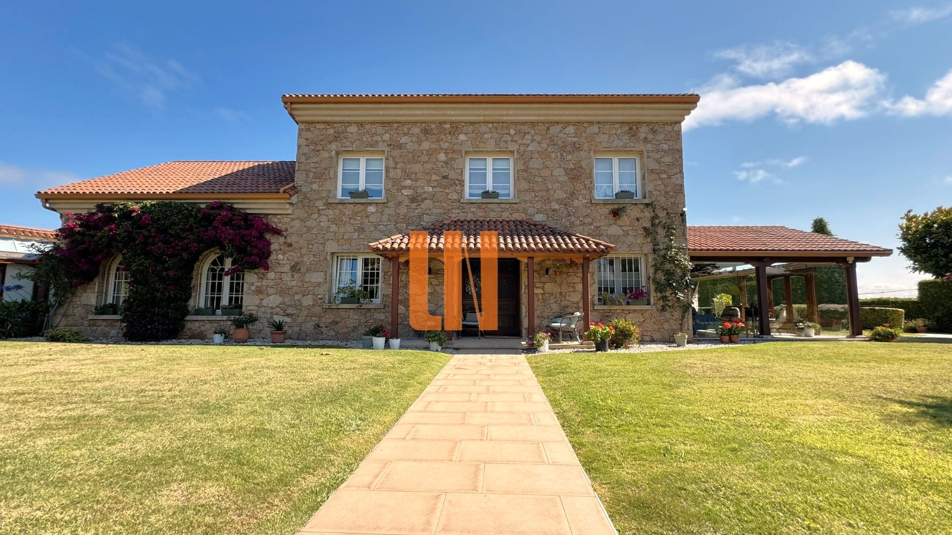 Vista exterior de Casa o xalet en venda en Culleredo amb Calefacció, Jardí privat i Parquet