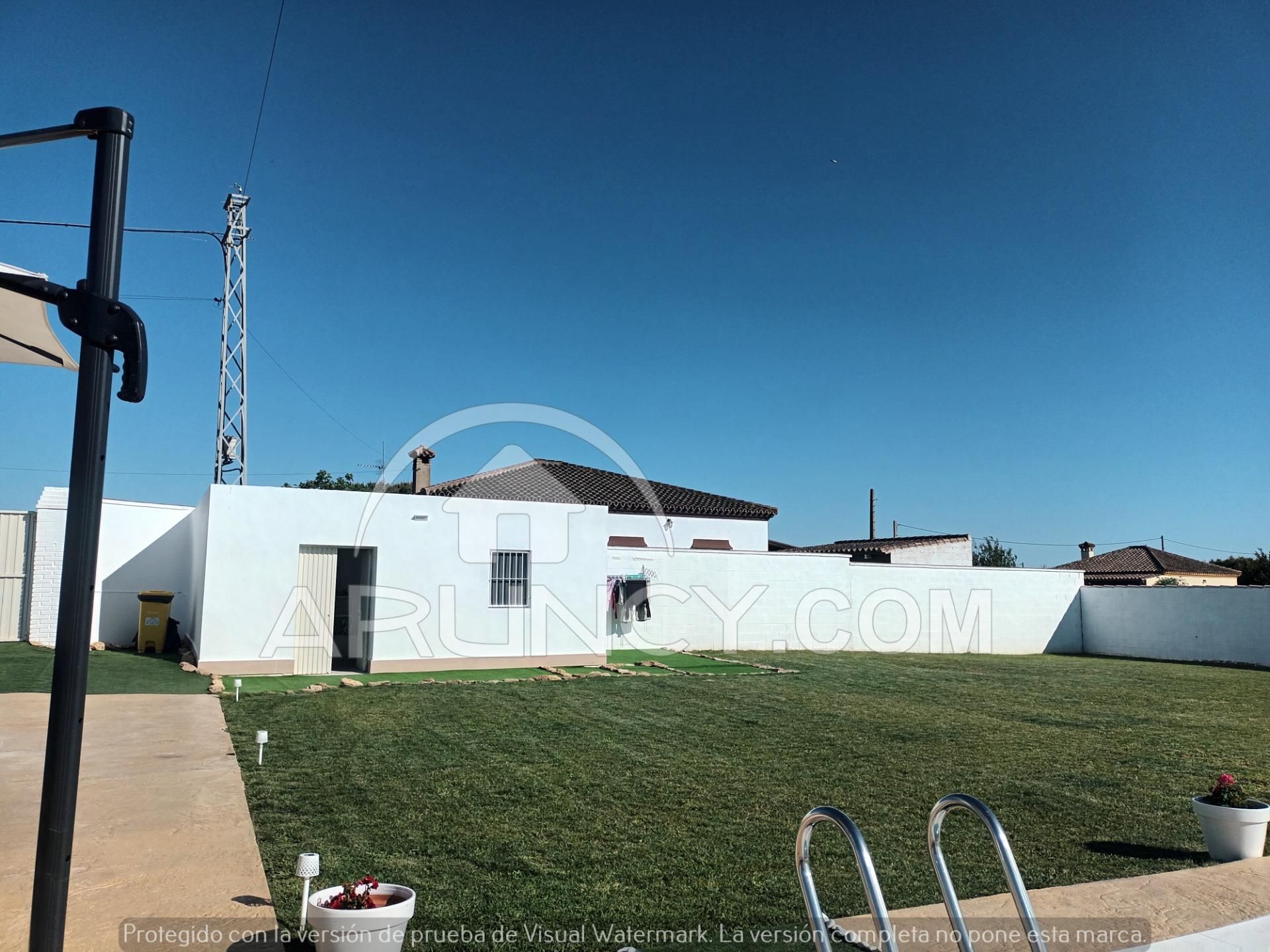 Vista exterior de Casa o xalet en venda en Chiclana de la Frontera amb Aire condicionat, Traster i Piscina