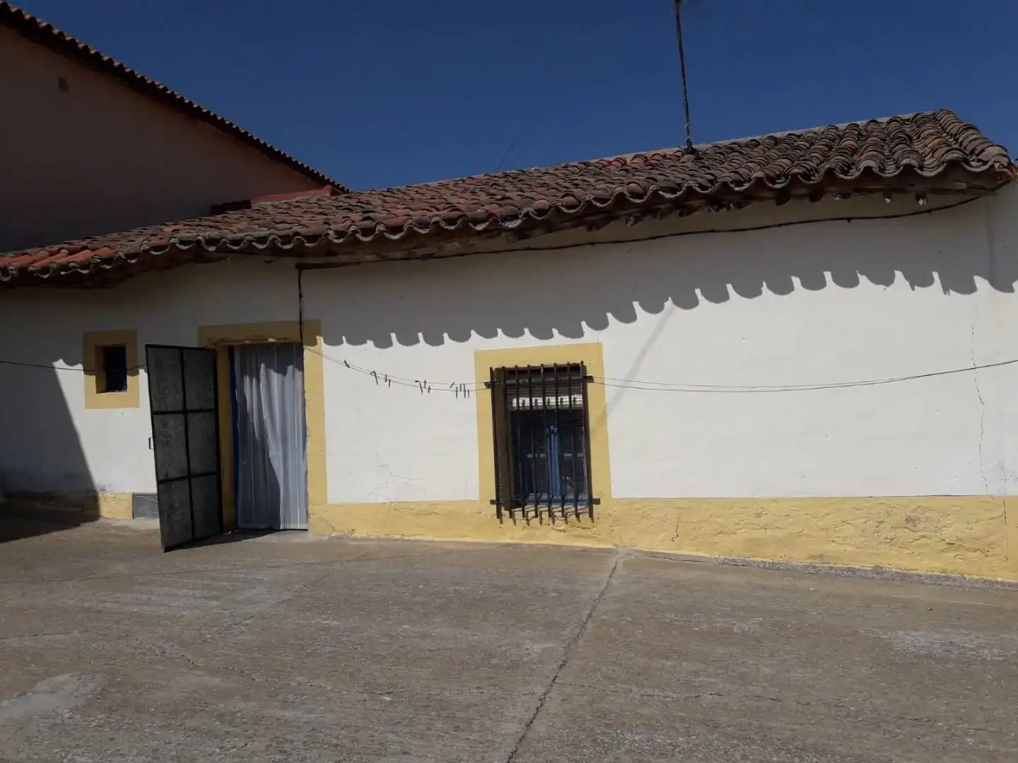 Vista exterior de Casa o xalet en venda en Moreruela de los Infanzones amb Rentadora