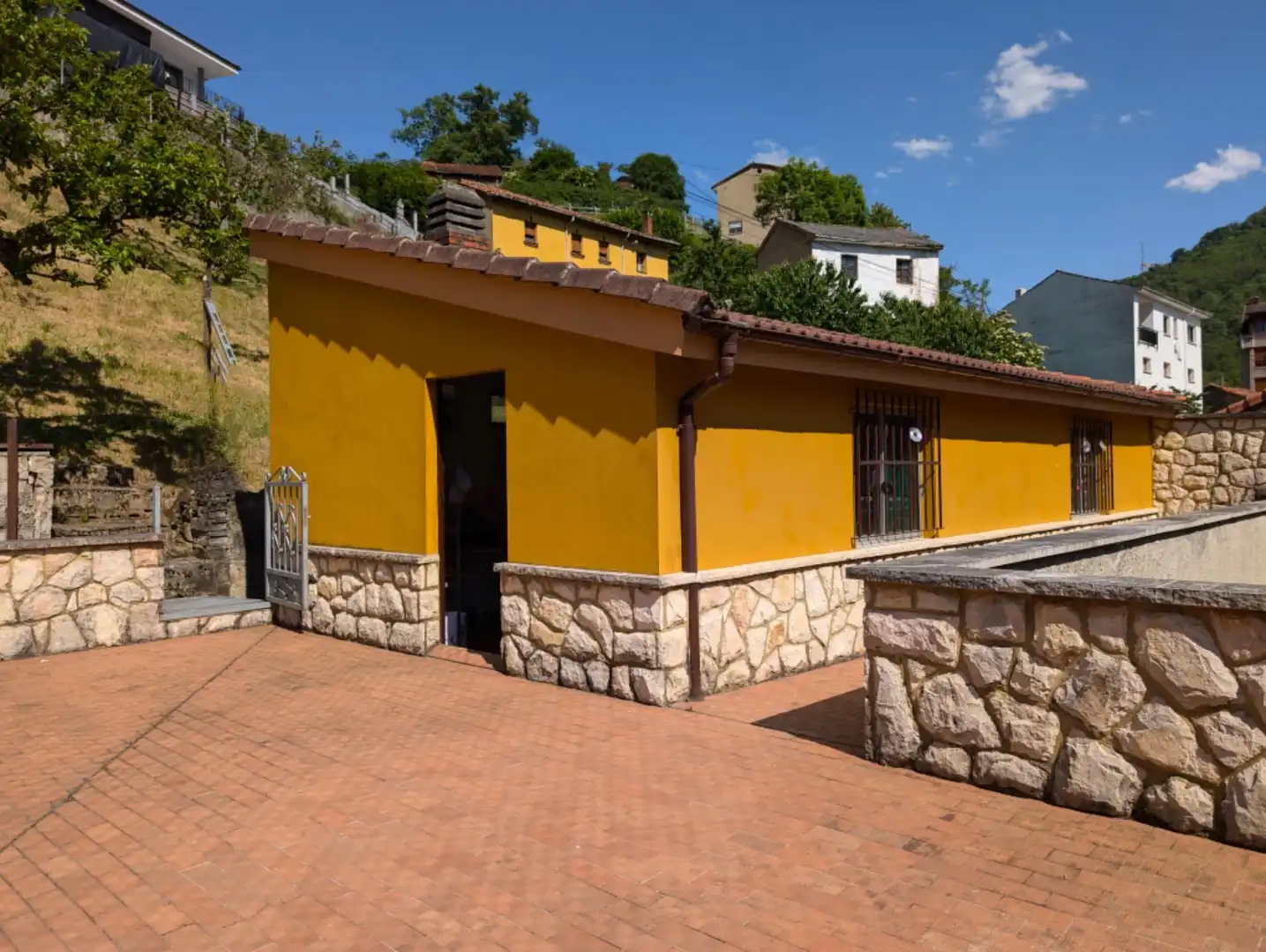 Vista exterior de Casa o xalet en venda en Aller amb Calefacció, Jardí privat i Terrassa