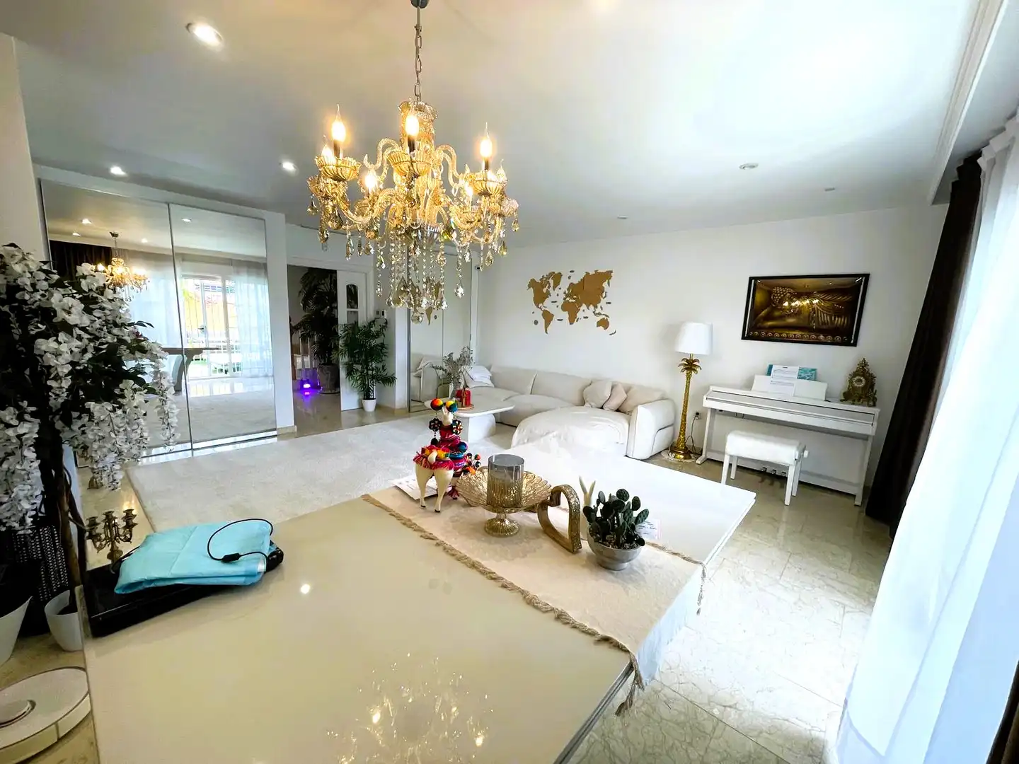 Sala d'estar de Casa adosada en venda en Mijas amb Aire condicionat, Jardí privat i Terrassa
