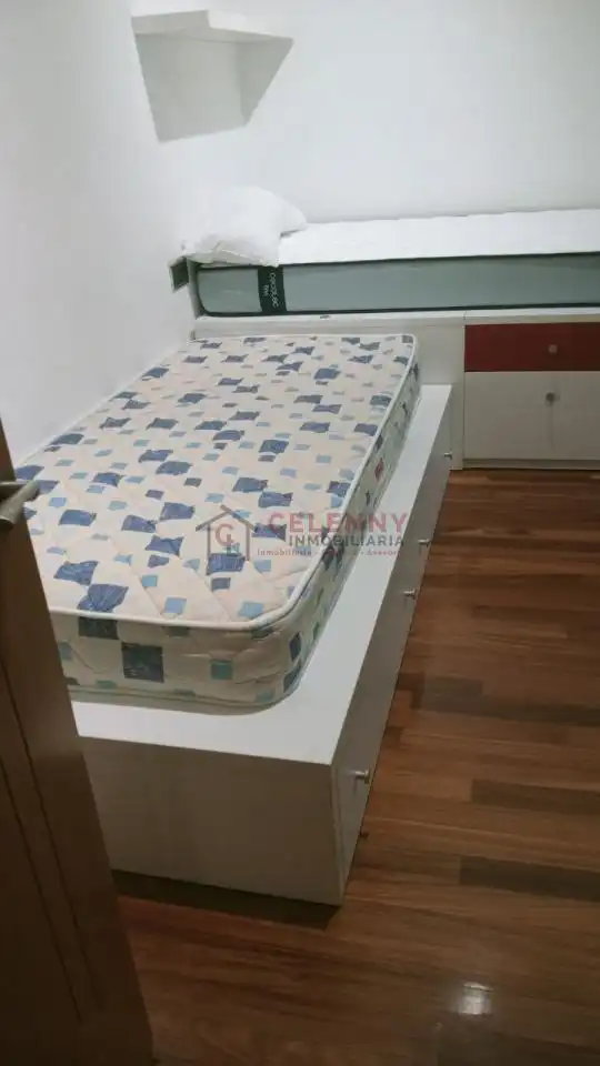 Dormitori de Dúplex de lloguer en Ourense Capital  amb Calefacció, Parquet i Traster