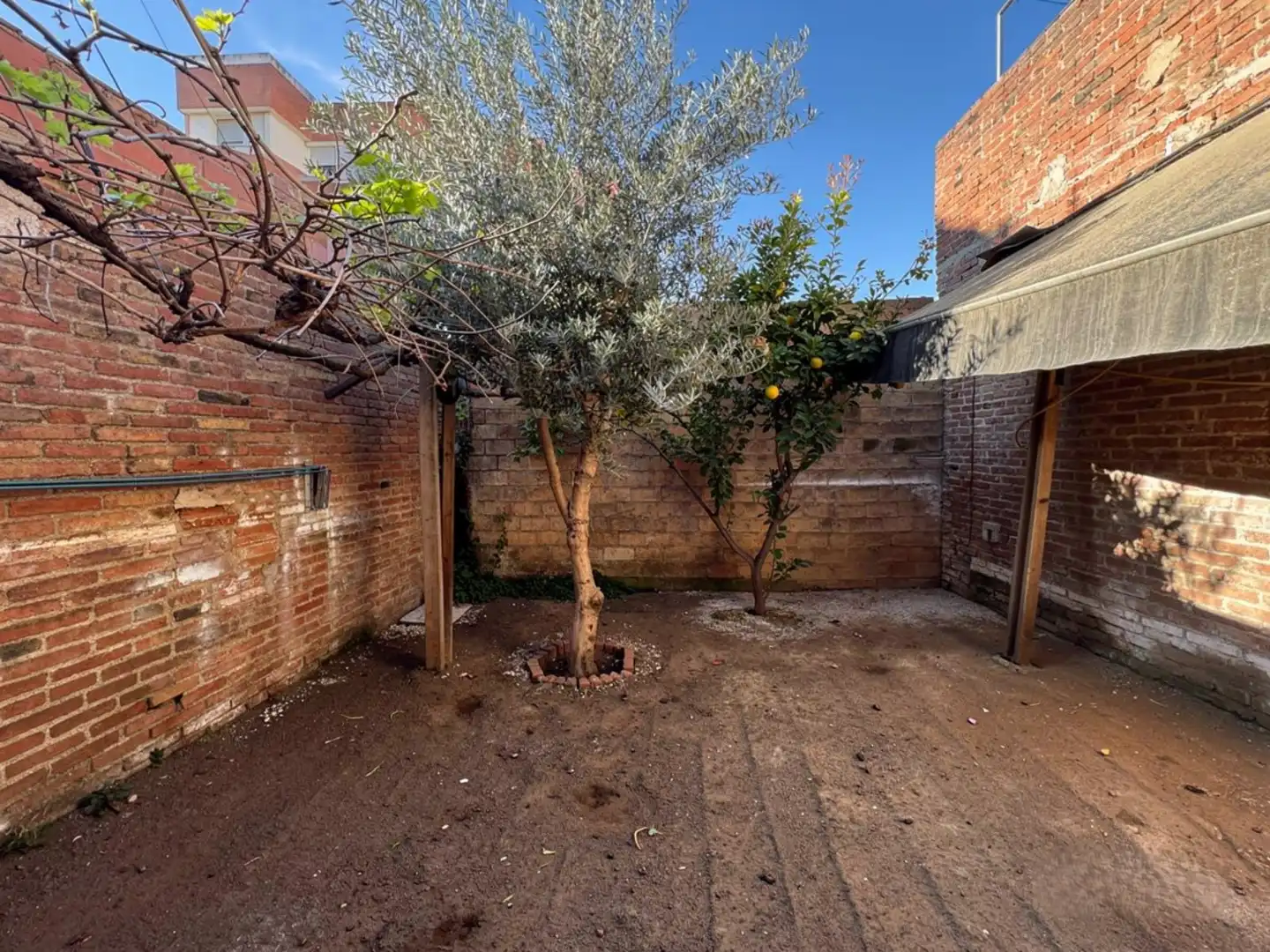 Jardín de Casa adosada en venta en Sabadell con Calefacción, Terraza y Trastero