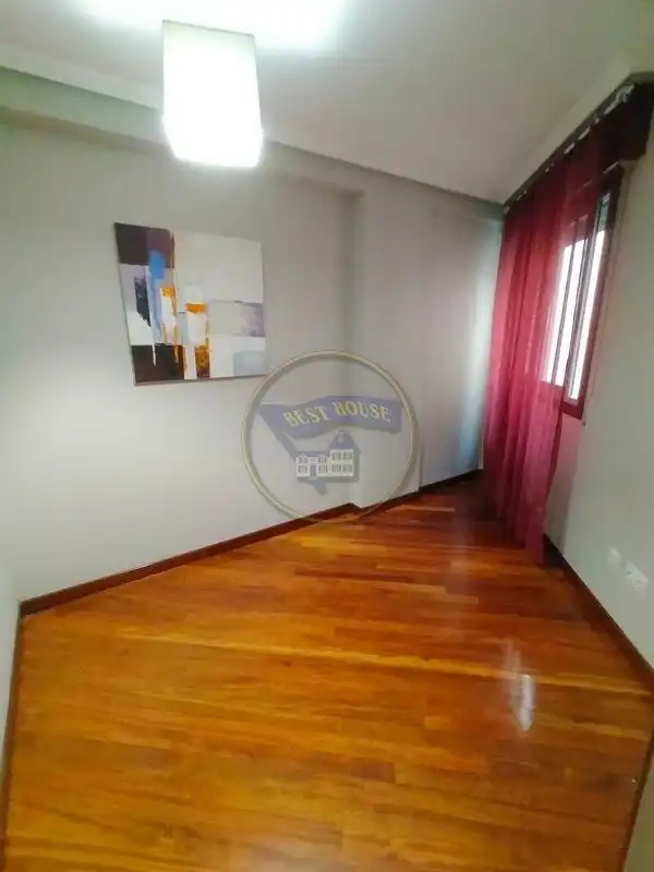 Sala d'estar de Apartament de lloguer en Vigo  amb Calefacció, Parquet i Traster