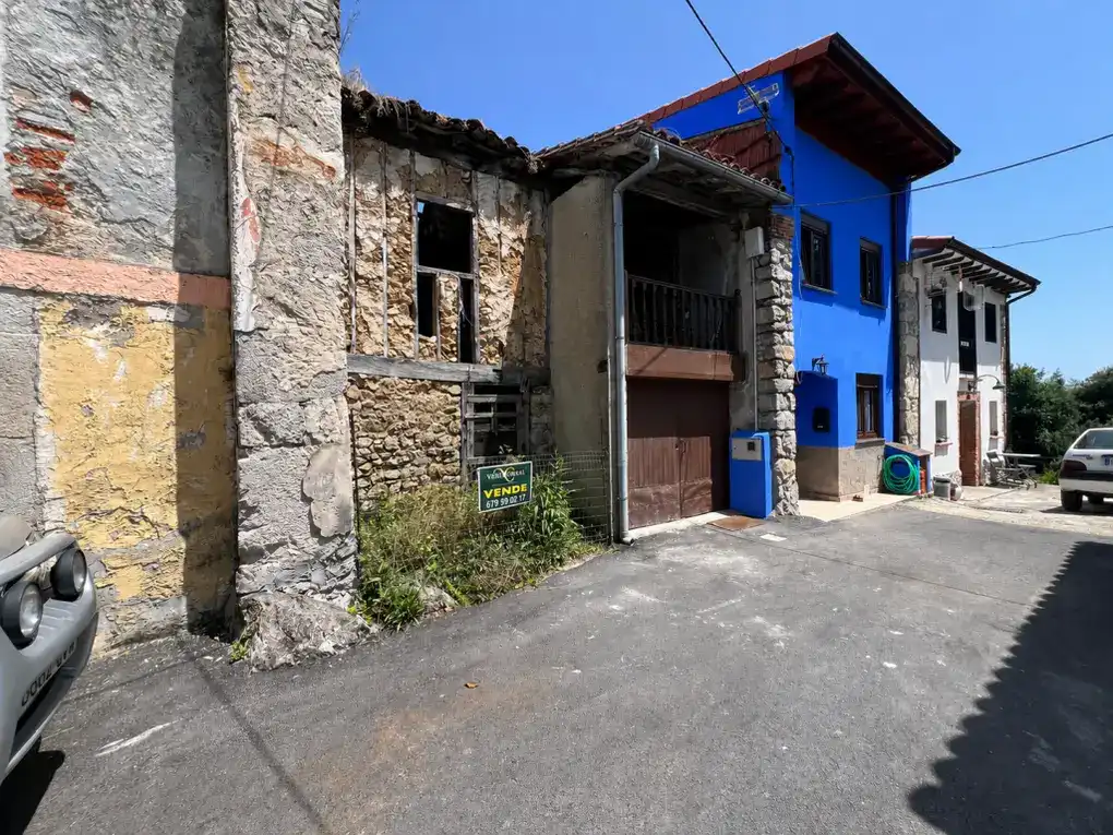 Vista exterior de Casa adosada en venda en Llanes amb Jardí privat
