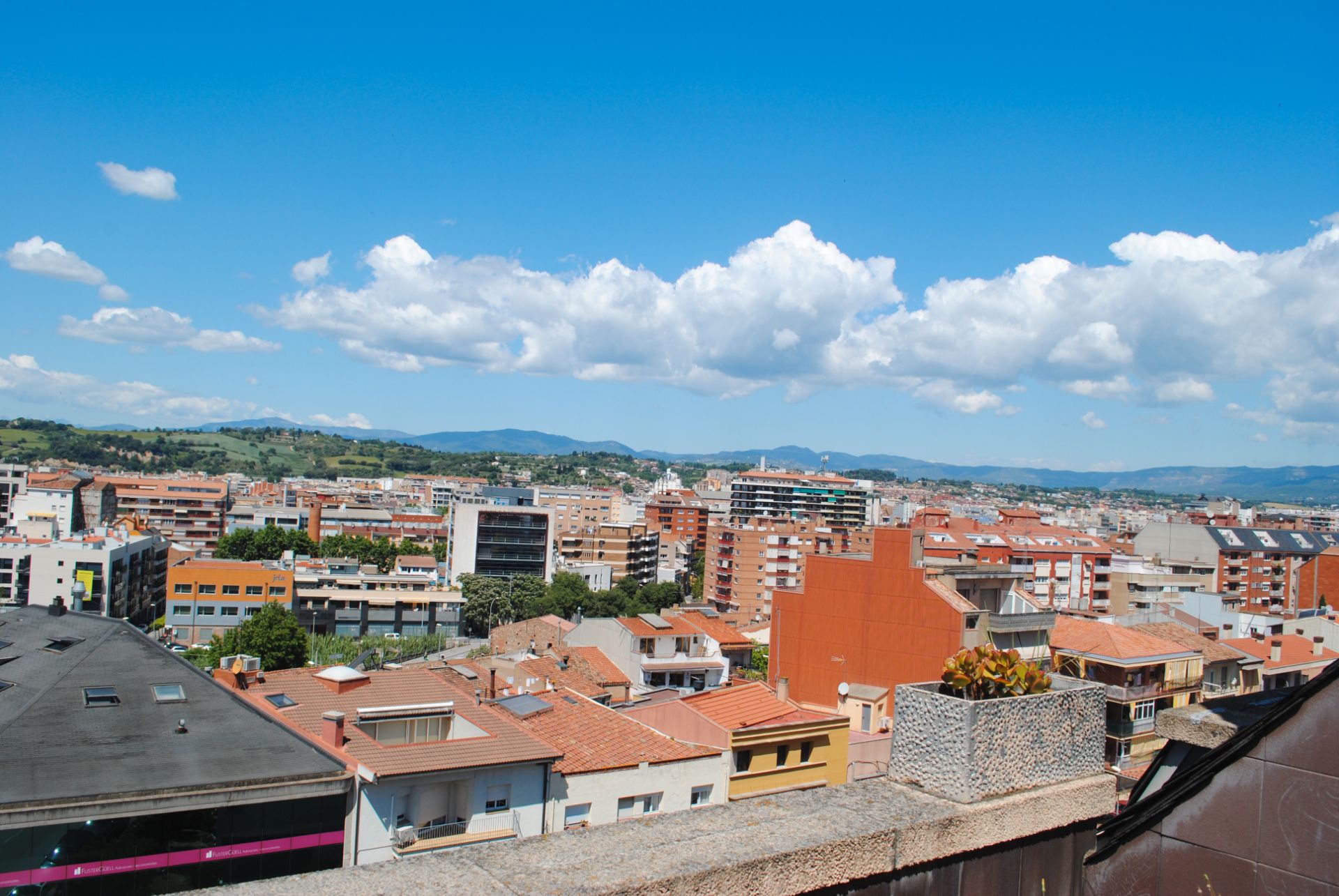 Vista exterior de Àtic en venda en Granollers amb Aire condicionat, Calefacció i Jardí privat