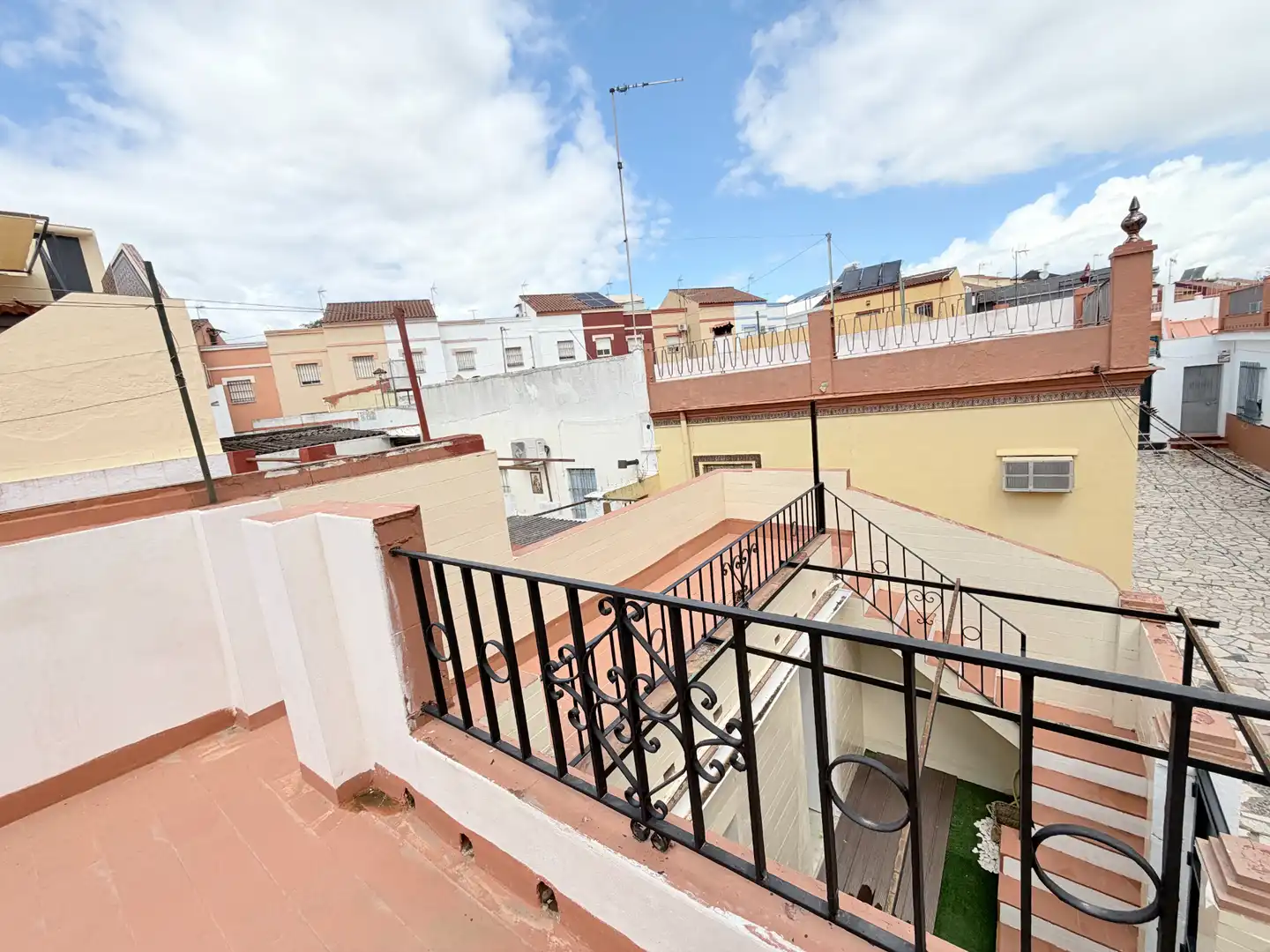 Vista exterior de Casa o chalet en venta en Bormujos con Parquet y Terraza