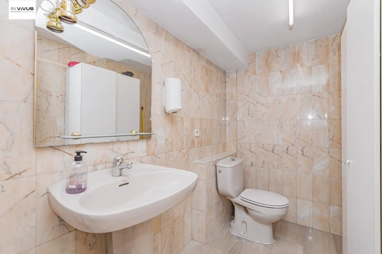 Bathroom of Commercial properties for rent in Granada  with Air Conditioner