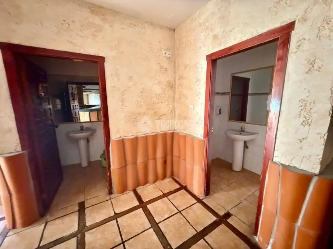 Baño de Local en venta en León Capital  con Calefacción