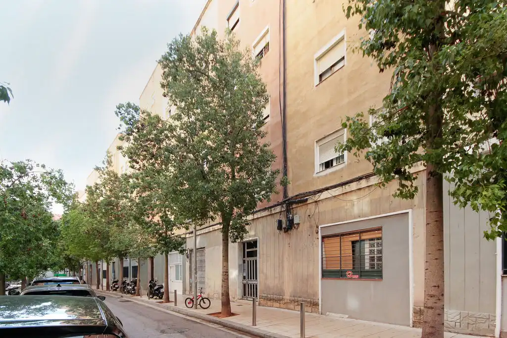 Vista exterior de Piso en venta en Nou Barris