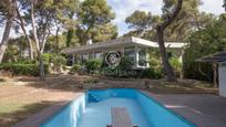 Vista exterior de Casa o xalet en venda en Roda de Berà amb Terrassa i Piscina