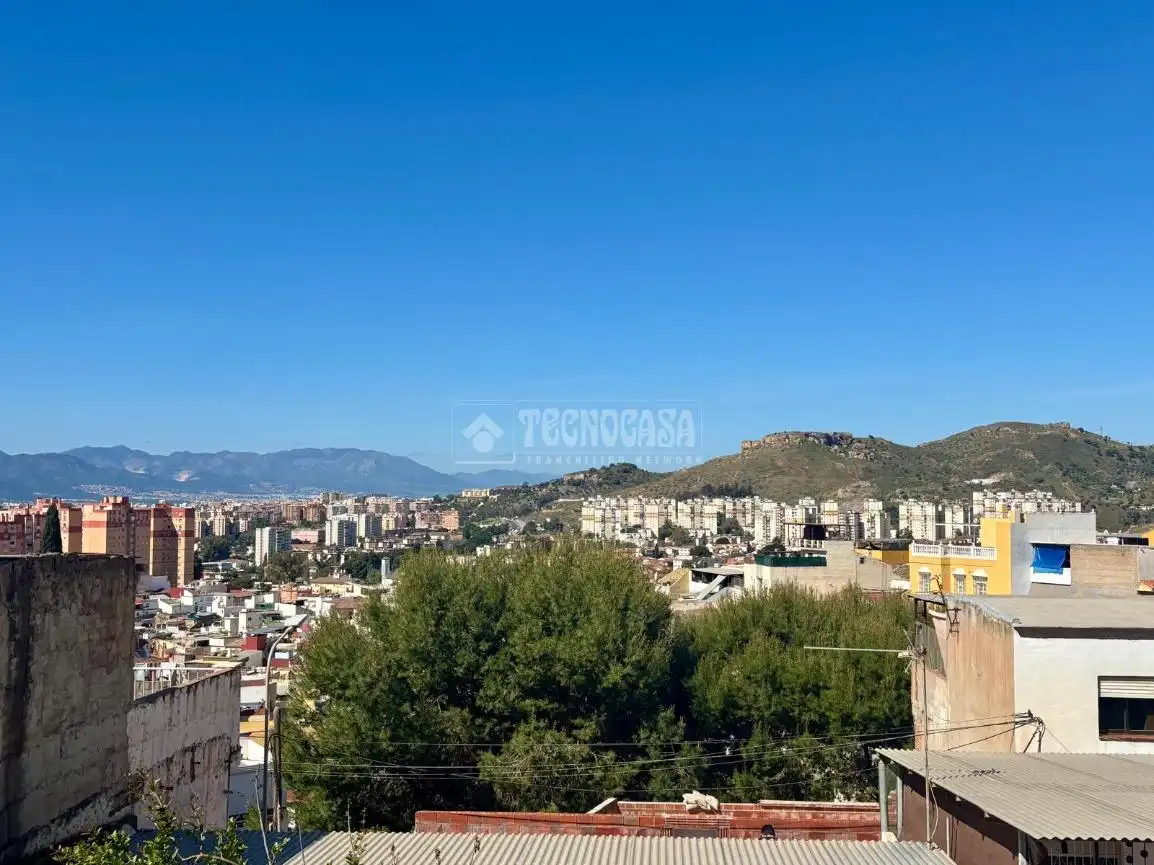 Vista exterior de Casa adosada en venda en Málaga amb Terrassa i Traster