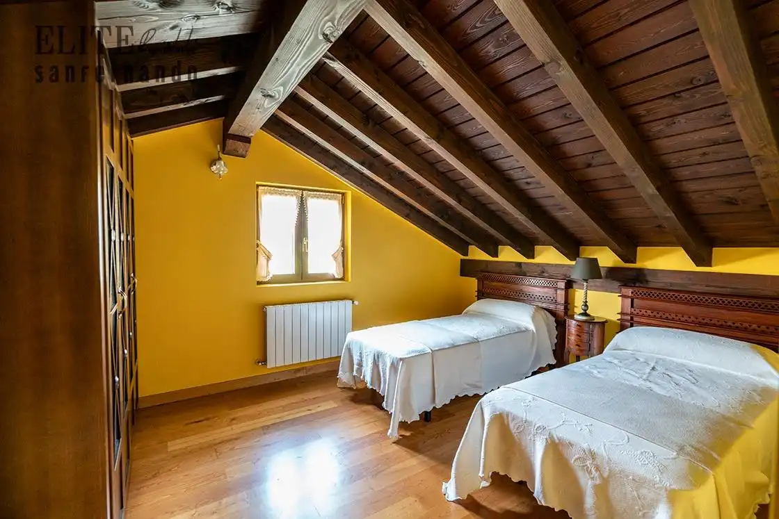 Dormitori de Casa o xalet en venda en Santillana del Mar amb Calefacció, Jardí privat i Piscina