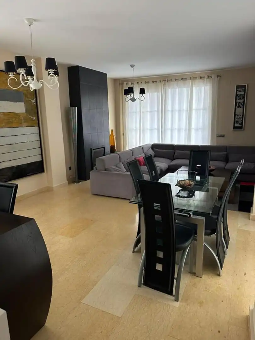 Sala d'estar de Casa o xalet de lloguer en Estepona amb Aire condicionat, Jardí privat i Terrassa