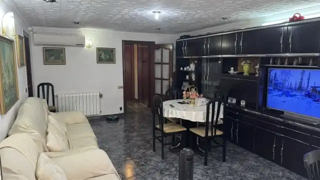 Wohnung zum Verkauf in Cornellà de Llobregat mit Klimaanlage, Heizung und Ofen