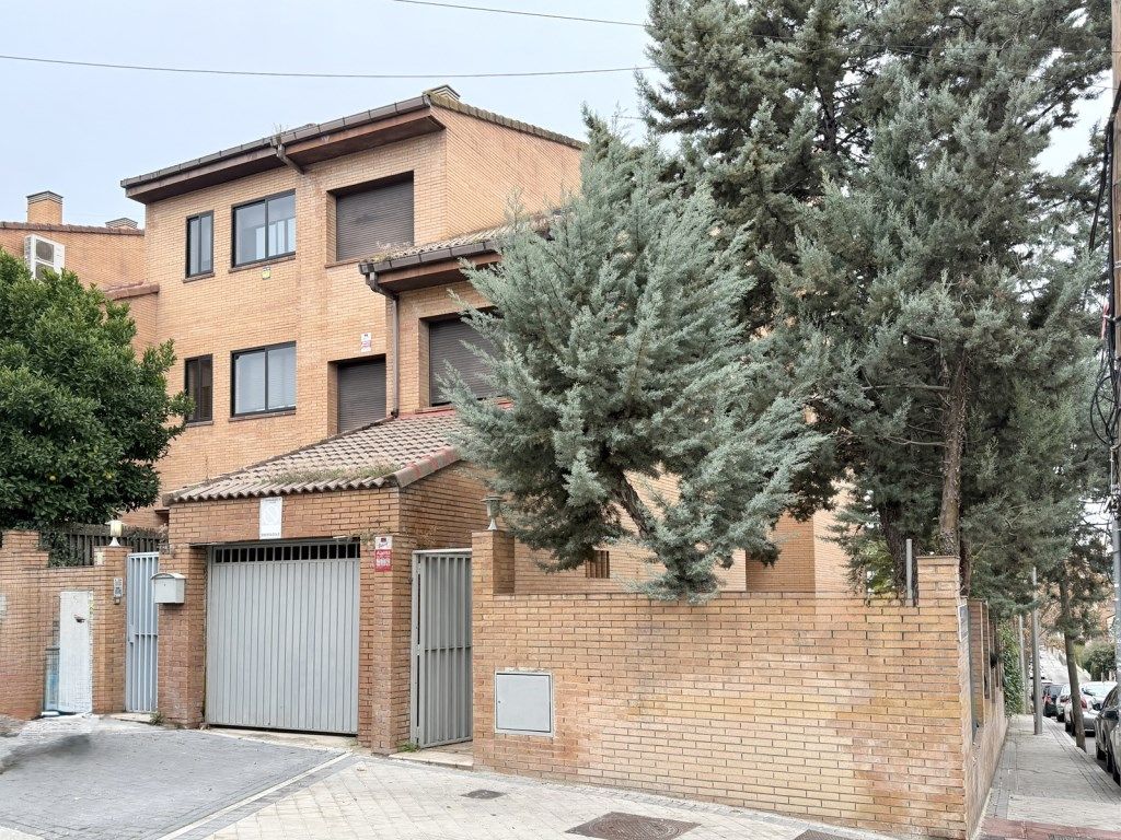 Vista exterior de Casa adosada en venda en  Madrid Capital amb Jardí privat i Piscina