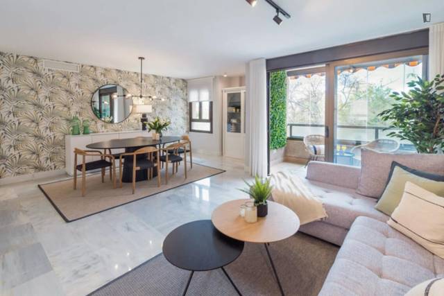 Apartamento en Alquiler en Parque Ayala - Jardín de la Abadía - Huelín