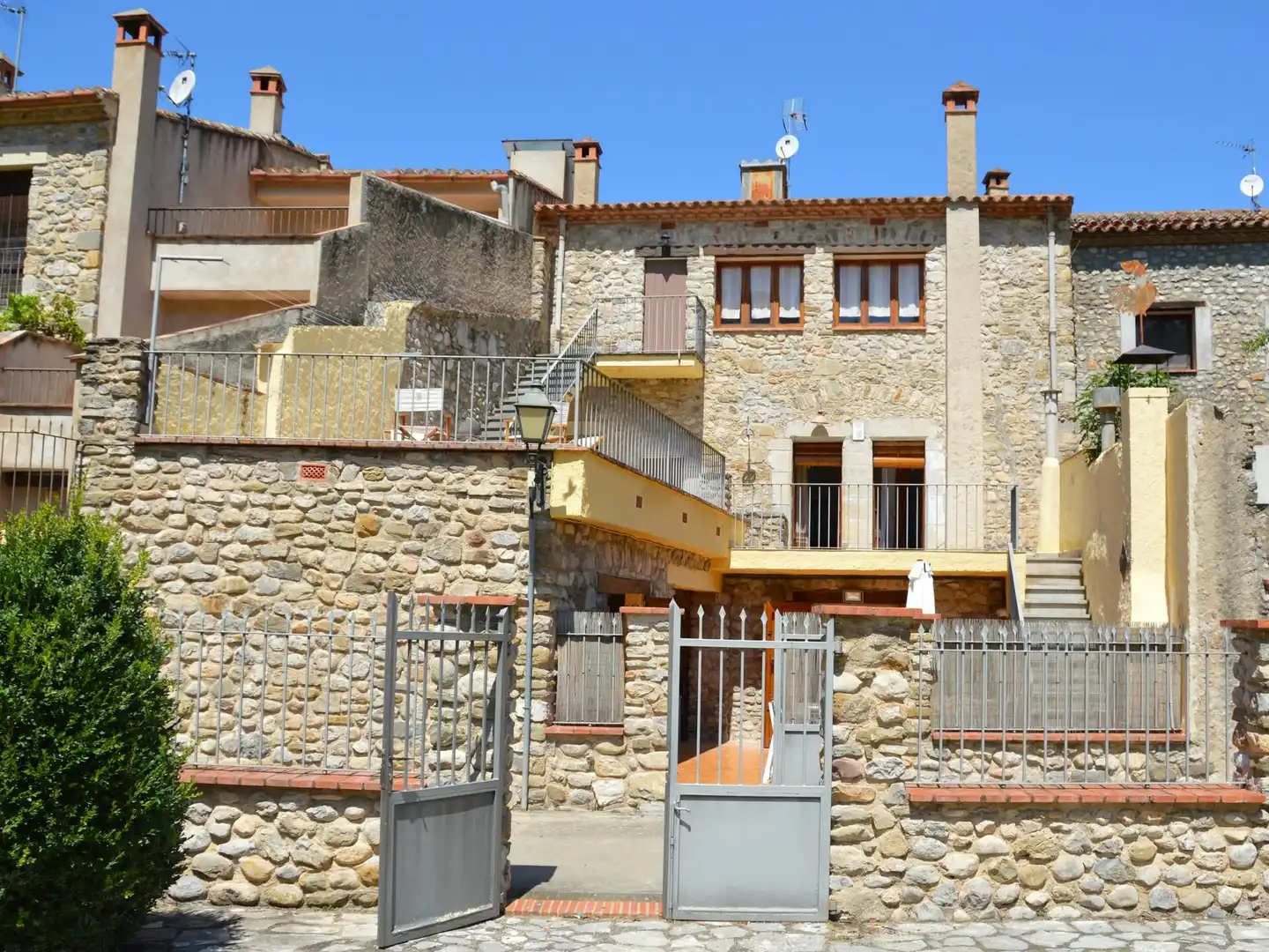 Vista exterior de Casa adosada en venda en Sant Llorenç de la Muga amb Jardí privat, Terrassa i Traster