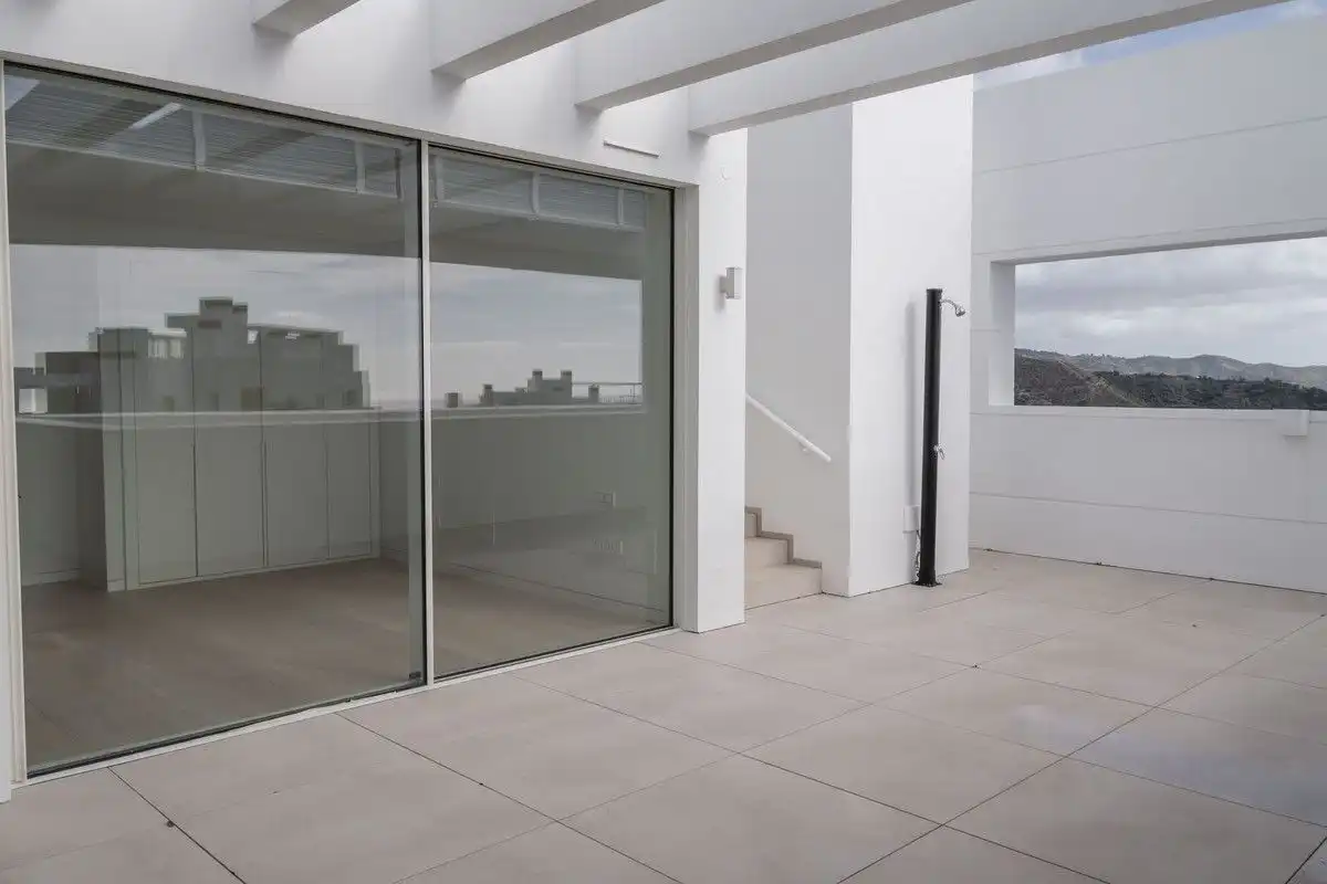 Vista exterior de Dúplex en venta en Marbella con Terraza y Piscina comunitaria