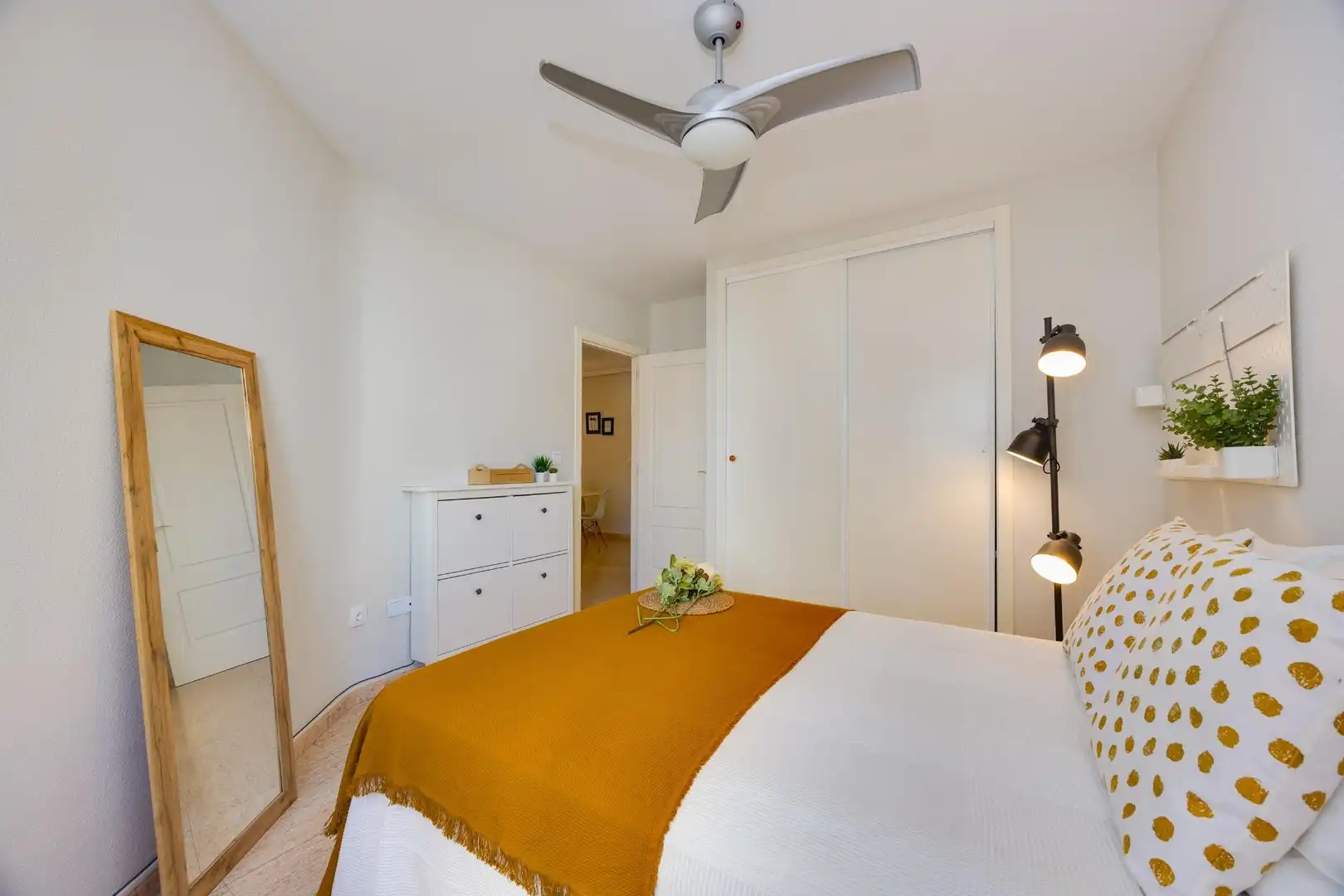Dormitori de Apartament en venda en Torrevieja amb Aire condicionat, Terrassa i Moblat