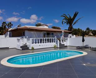 Vista exterior de Casa o xalet en venda en La Oliva amb Aire condicionat, Terrassa i Piscina