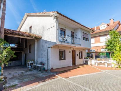 Vista exterior de Casa o xalet en venda en Castañeda amb Balcó