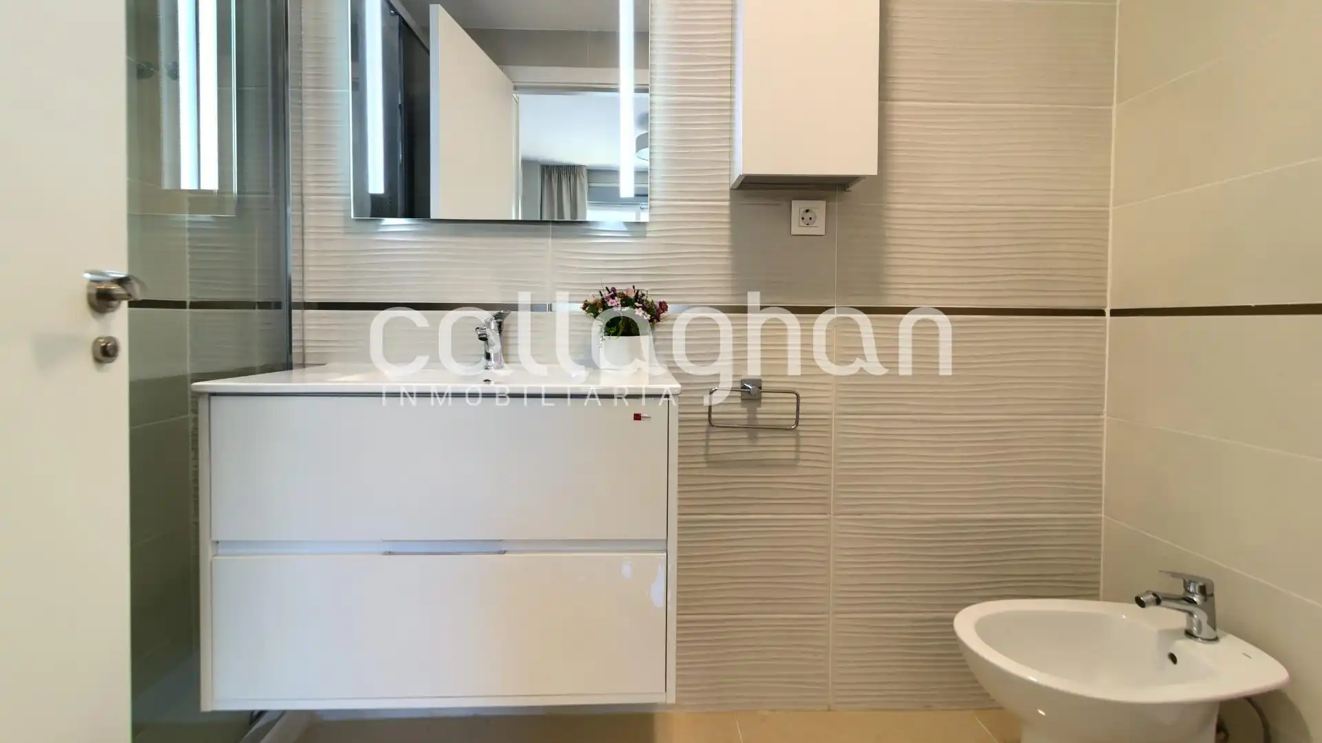 Baño de Piso en venta en Oropesa del Mar / Orpesa con Aire acondicionado, Calefacción y Jardín privado