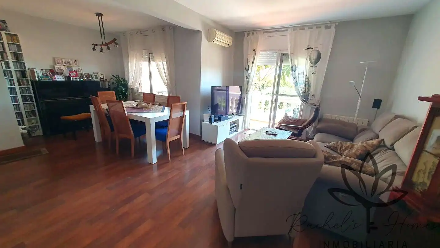 Wohnzimmer von Einfamilien-Reihenhaus zum Verkauf in Castelldefels mit Klimaanlage, Heizung und Privatgarten