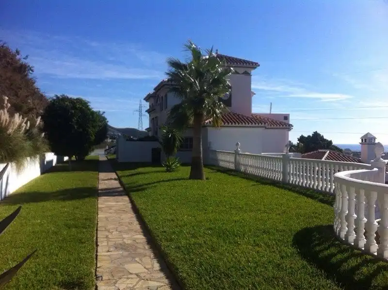 Vista exterior de Casa o xalet en venda en Torrox amb Aire condicionat, Calefacció i Jardí privat