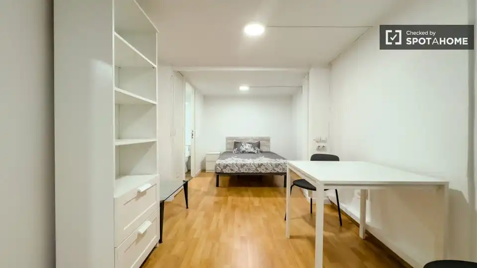 Dormitori de Pis de lloguer en Barcelona amb Aire condicionat, Calefacció i Moblat