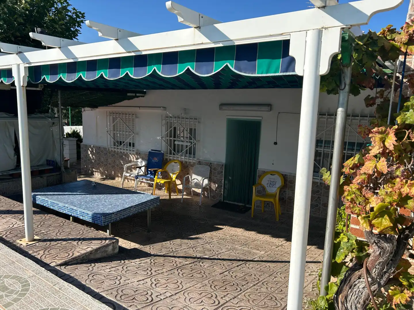Garten von Einfamilien-Reihenhaus zum Verkauf in Santa Cruz del Retamar mit Klimaanlage, Heizung und Privatgarten