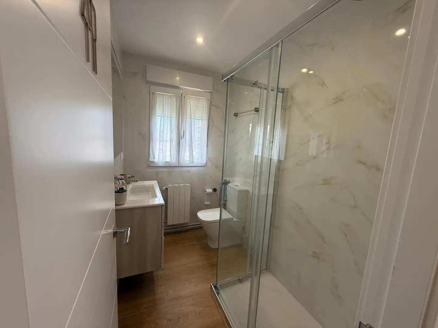 Baño de Piso de alquiler en Comillas (Cantabria) con Calefacción, Terraza y Amueblado