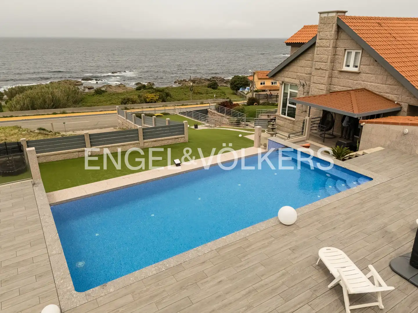 Piscina de Casa o xalet en venda en Oia amb Calefacció, Jardí privat i Parquet