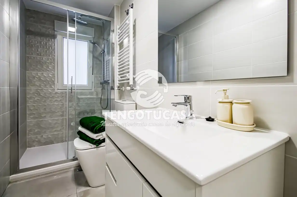 Bathroom of Flat for rent in Madrid  with Air Conditioner, Heating and Furnished