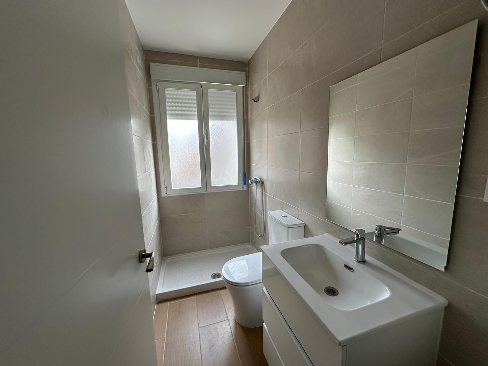 Bathroom of Flat for rent in  Madrid Capital  with Air Conditioner and Heating