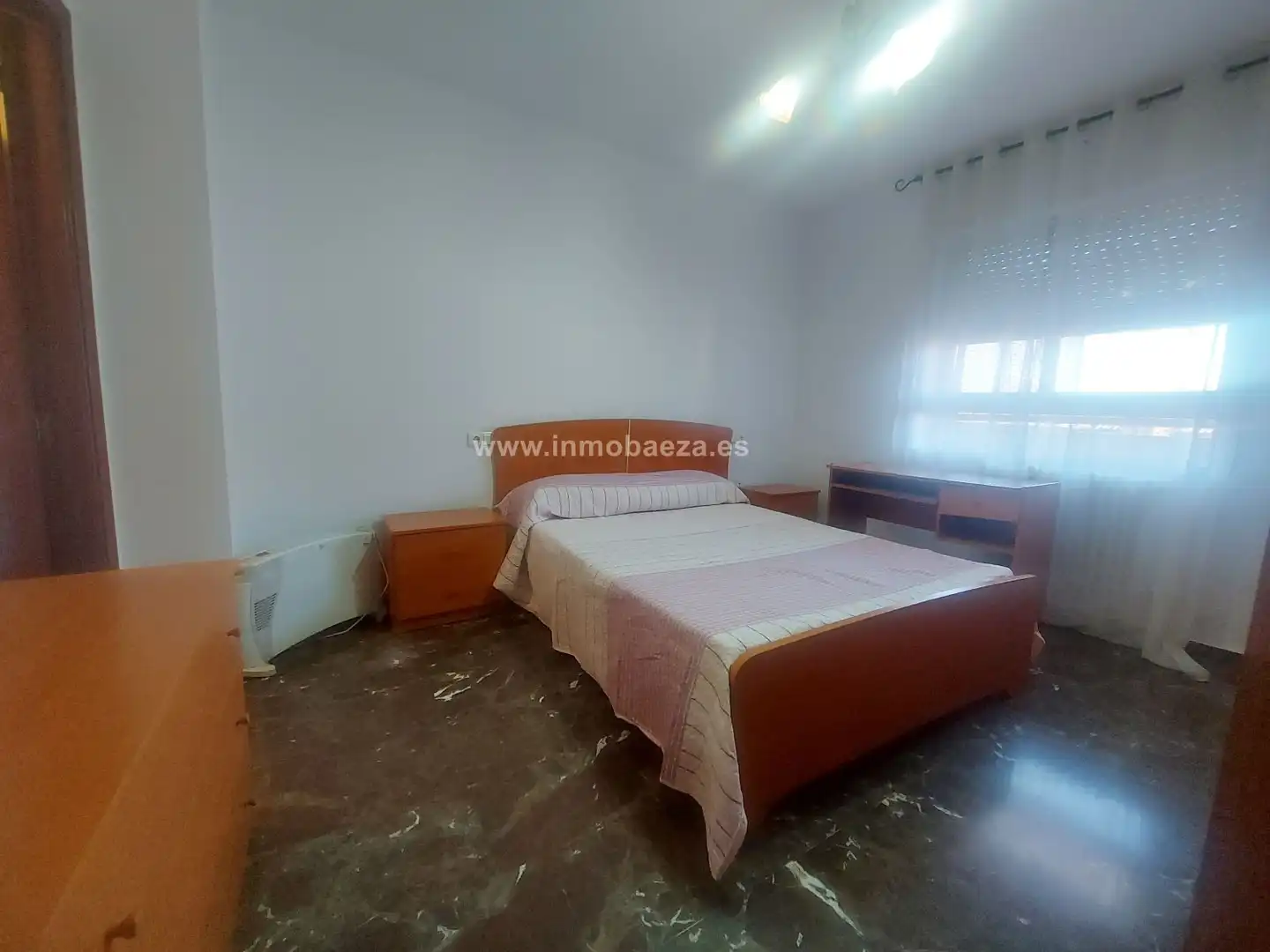 Dormitori de Pis en venda en Baeza amb Calefacció, Terrassa i Piscina comunitària