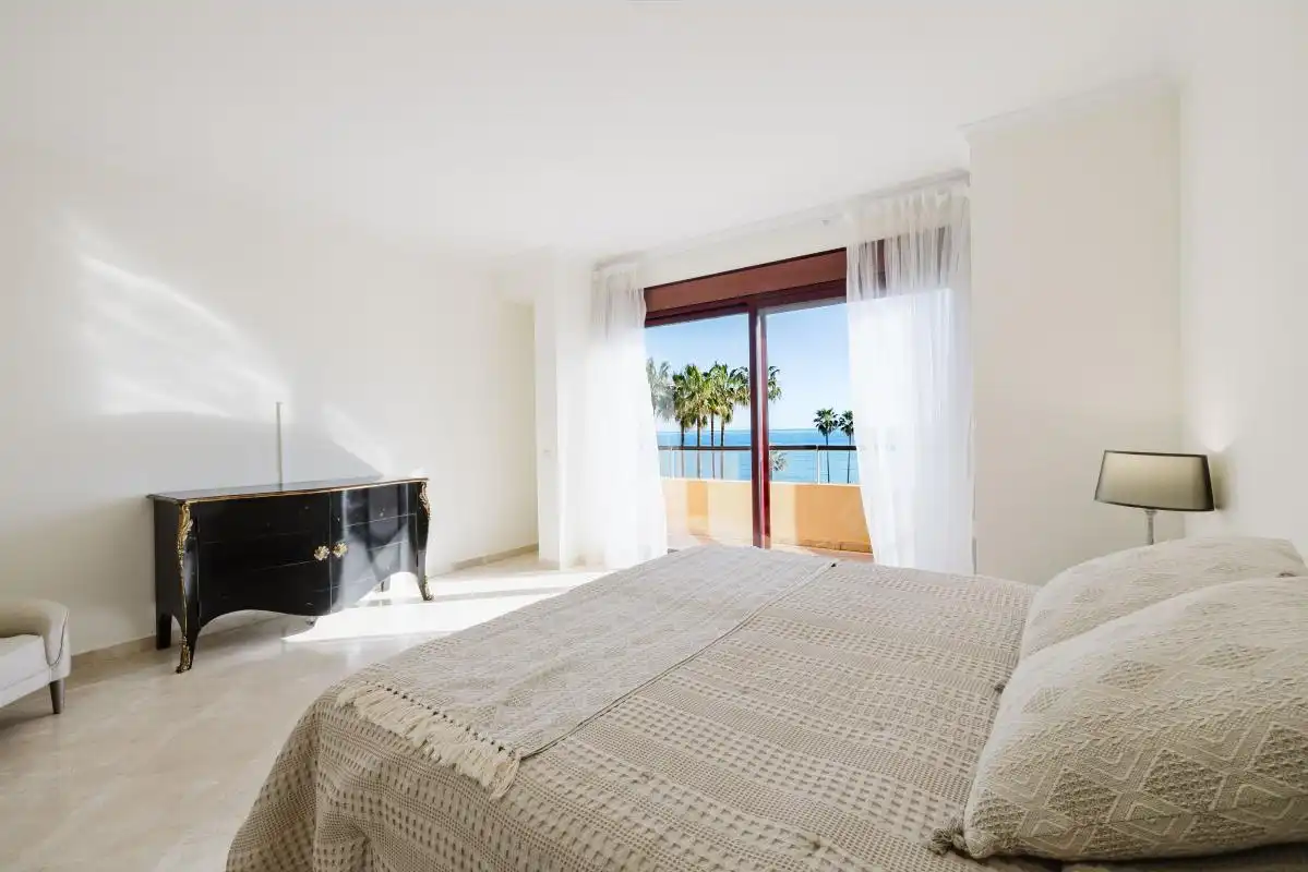 Dormitori de Dúplex en venda en Estepona amb Aire condicionat, Calefacció i Jardí privat