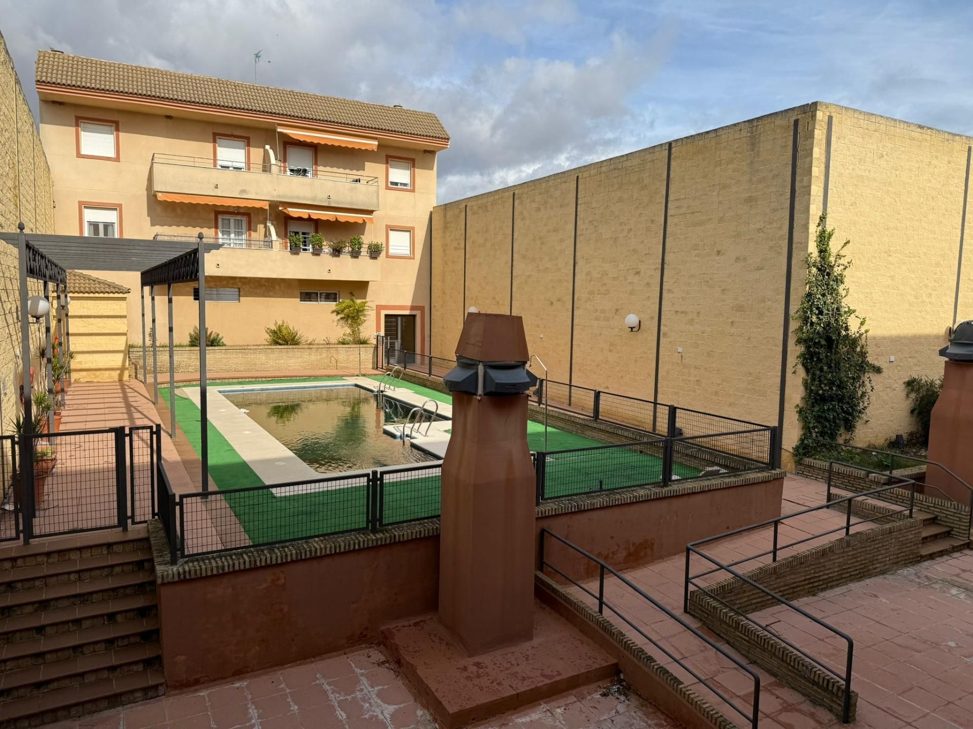 Piscina de Pis en venda en Pilas amb Terrassa, Traster i Piscina comunitària