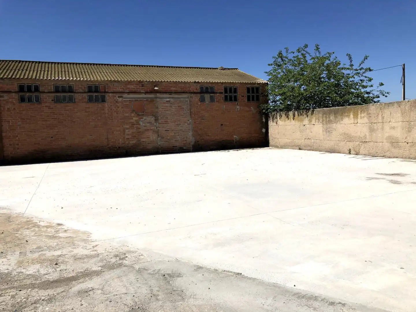 Vista exterior de Nave industrial de alquiler en Bellvís