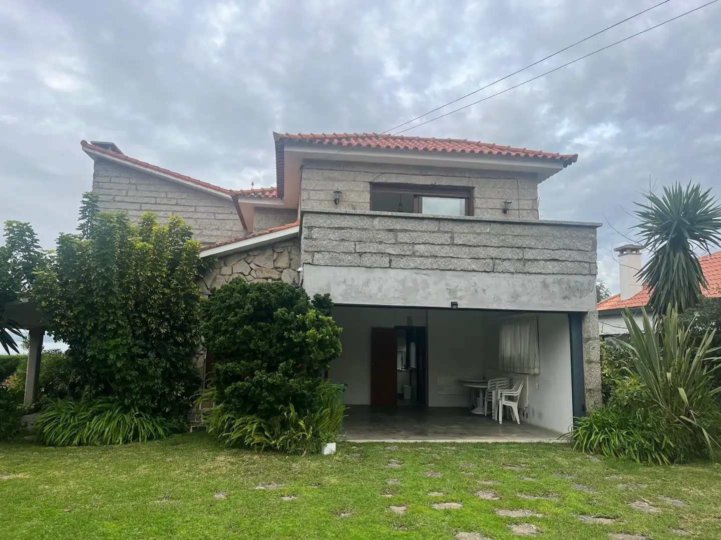 Vista exterior de Casa o xalet en venda en Vigo  amb Jardí privat, Terrassa i Traster