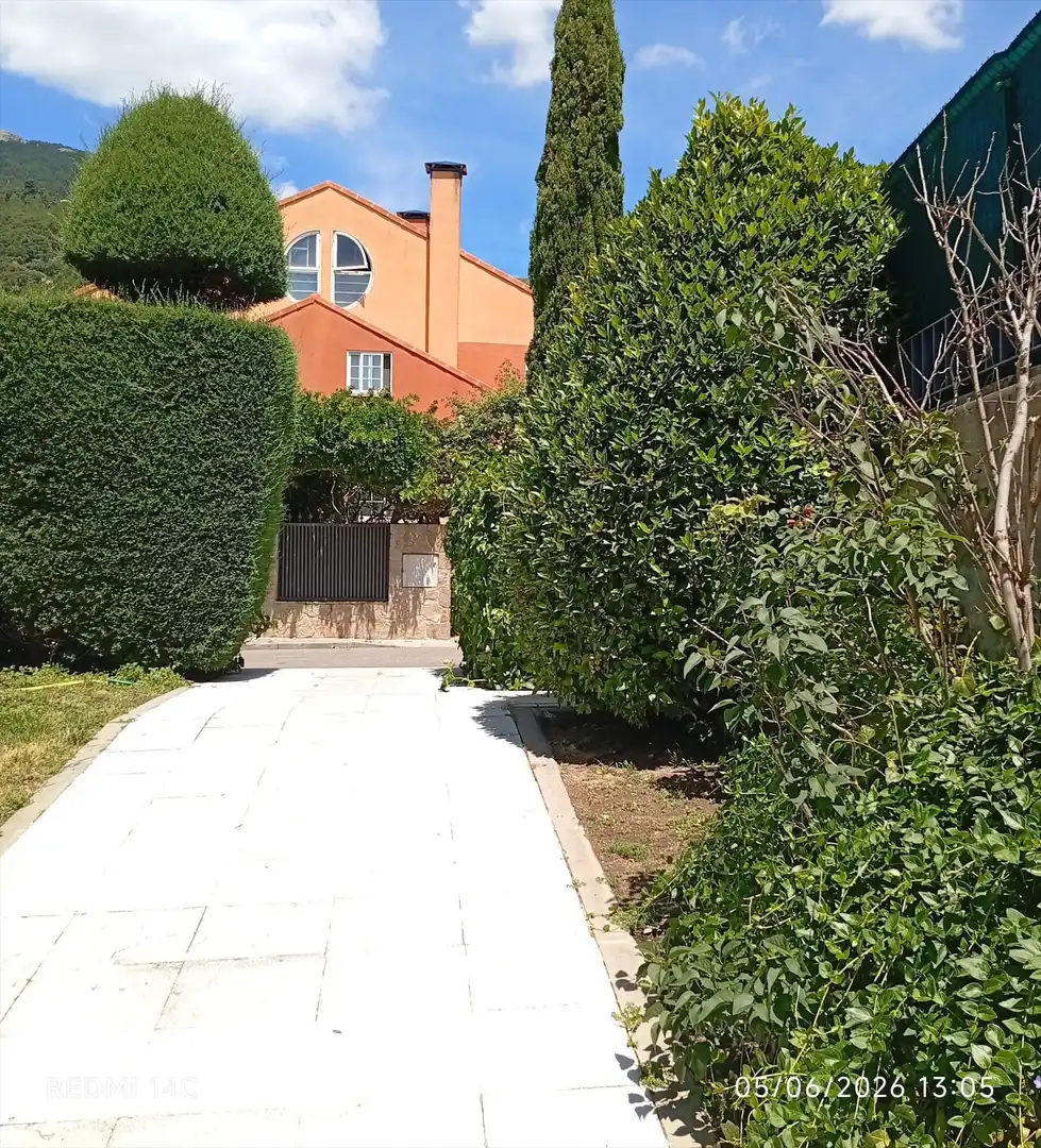 Vista exterior de Pis en venda en San Lorenzo de El Escorial amb Calefacció, Traster i Piscina comunitària