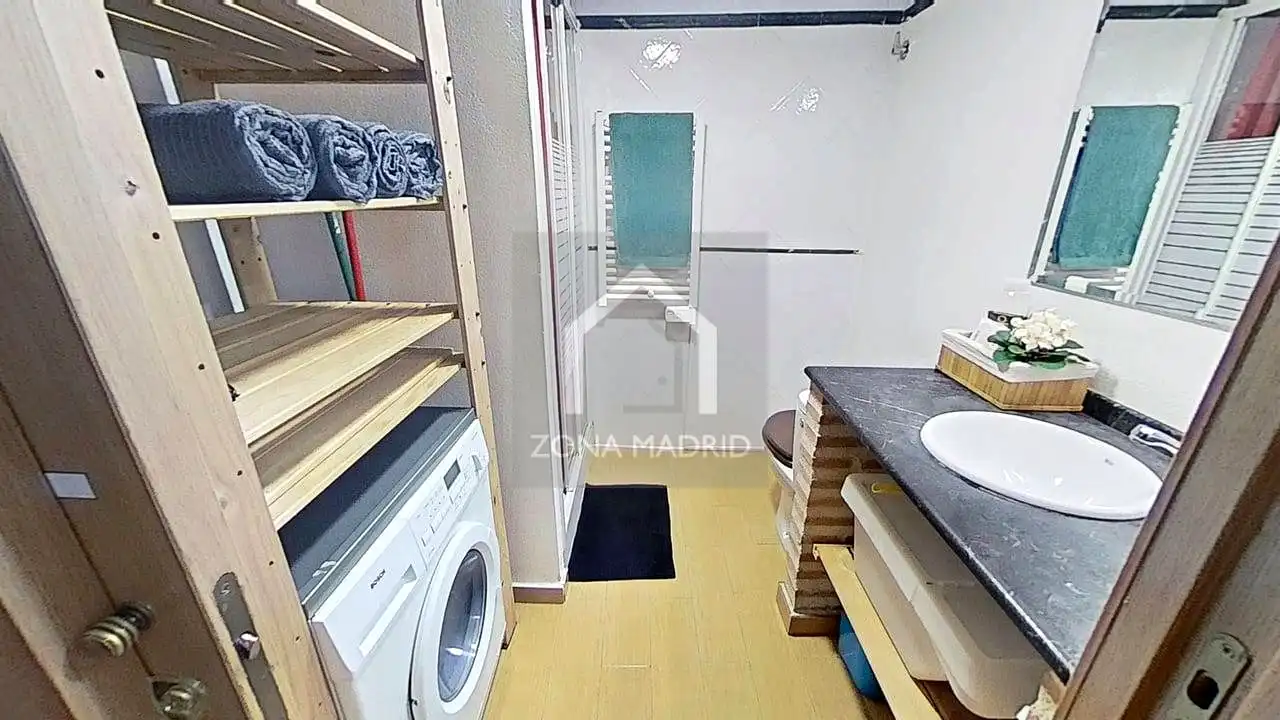 Badezimmer von Erdgeschoss zum Verkauf in Madrid mit Möbliert