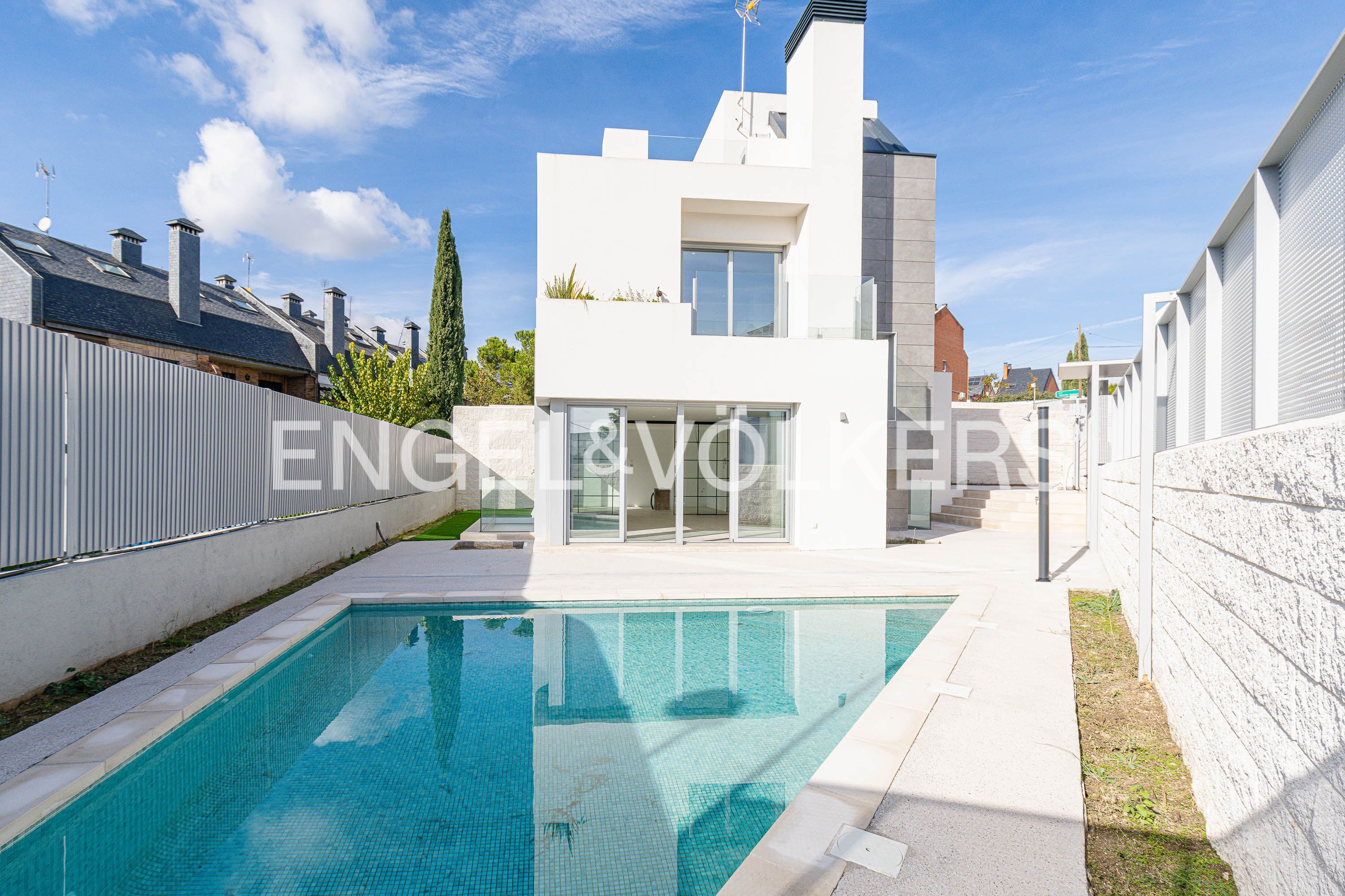 Vista exterior de Casa adosada en venda en Pozuelo de Alarcón amb Aire condicionat, Calefacció i Jardí privat