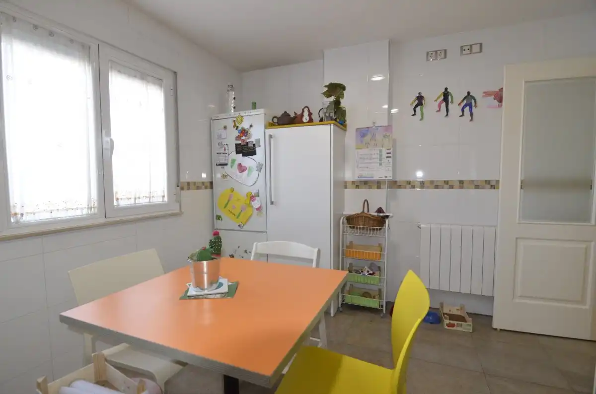 Cocina de Casa adosada en venta en Doñinos de Salamanca con Calefacción, Parquet y Terraza