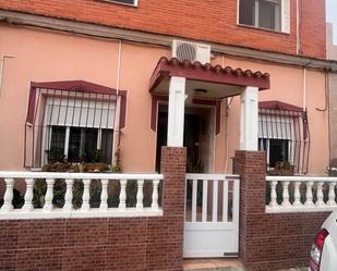 Vista exterior de Casa adosada en venda en Cartagena amb Aire condicionat, Calefacció i Jardí privat